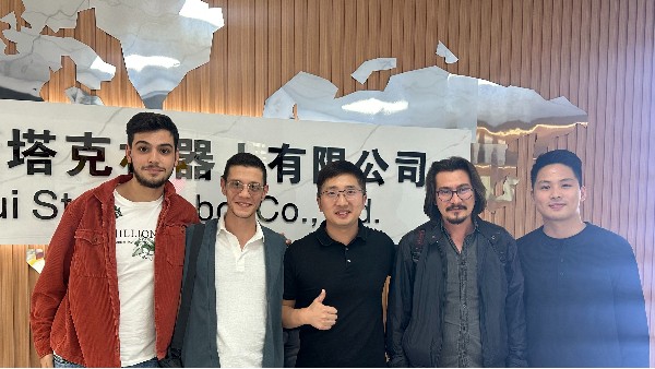 國(guó)外客戶廠內(nèi)驗(yàn)收與培訓(xùn)圓滿成功，三維激光切割機(jī)實(shí)力贏得贊譽(yù)國(guó)外友人贊譽(yù)
