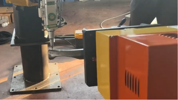 車架彎管部件切割：斯塔克機器人八軸聯(lián)動三維激光切割機